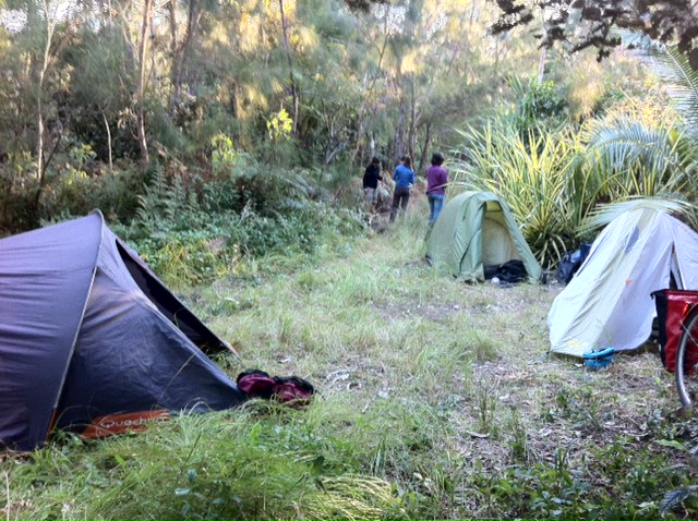  6 August 2011 à 16h42 - Petit camping improvisé dans un bois.